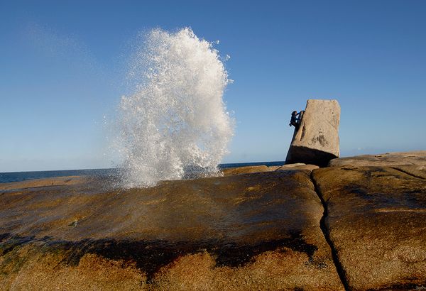 8-tasmania-female-climbing-boulder_30441_600x450.jpg