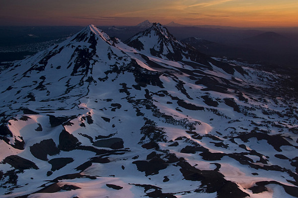 13_Sunrise_View_North_From_South_Sister_Summit.jpg